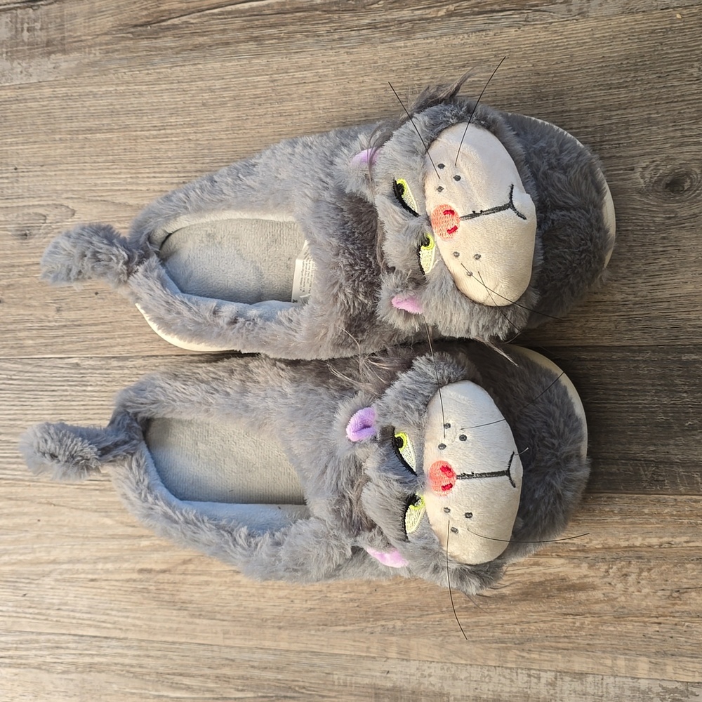 Adorable Disney’s Lucifer‎ Fury Slippers! 🤍